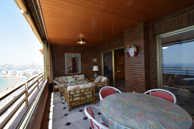 Fotografía de la terraza de un apartamento en la Torre Principado Arena Benidorm
