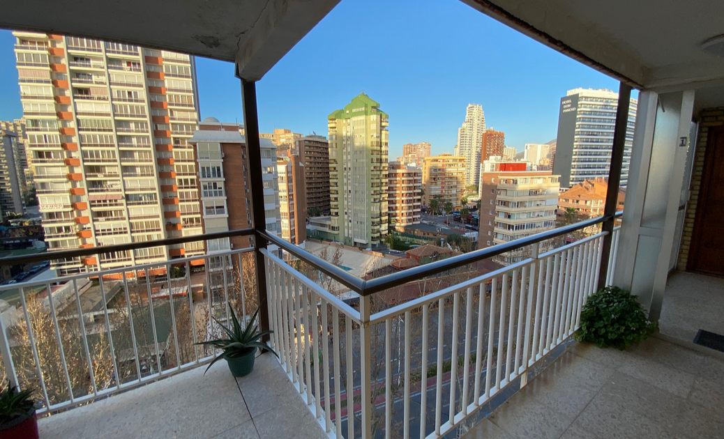 Fotografía de las vistas desde un apartamento en el edificio Mar Blau en Benidorm