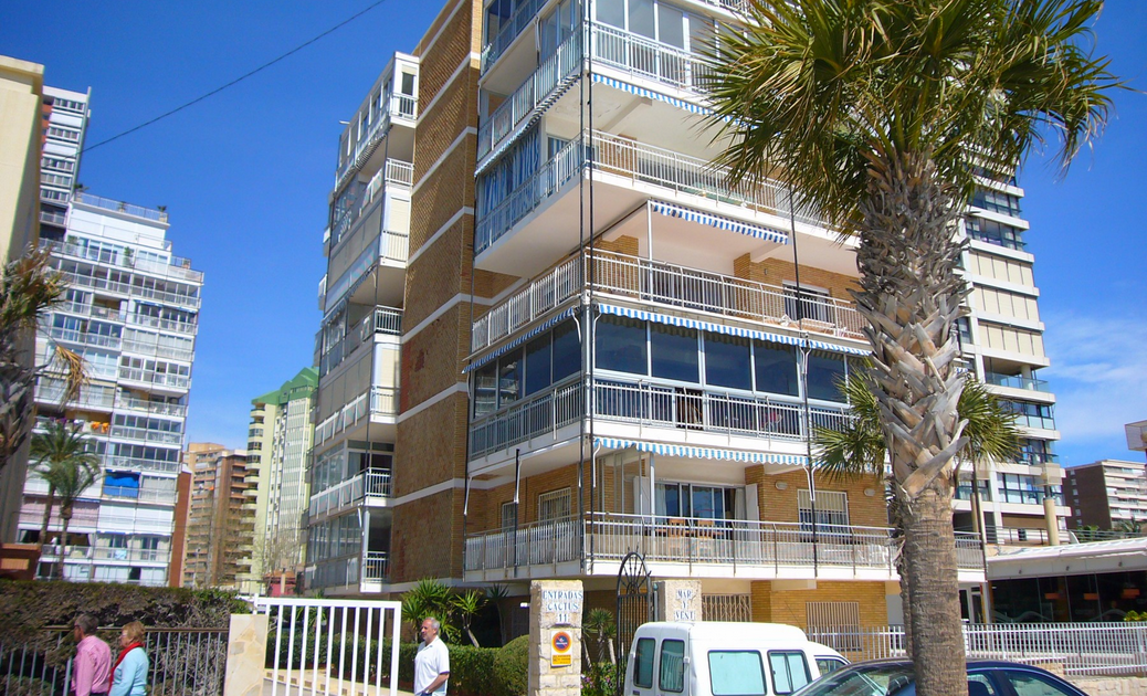 Fotografía del exterior de edificio Mar Blau en Benidorm