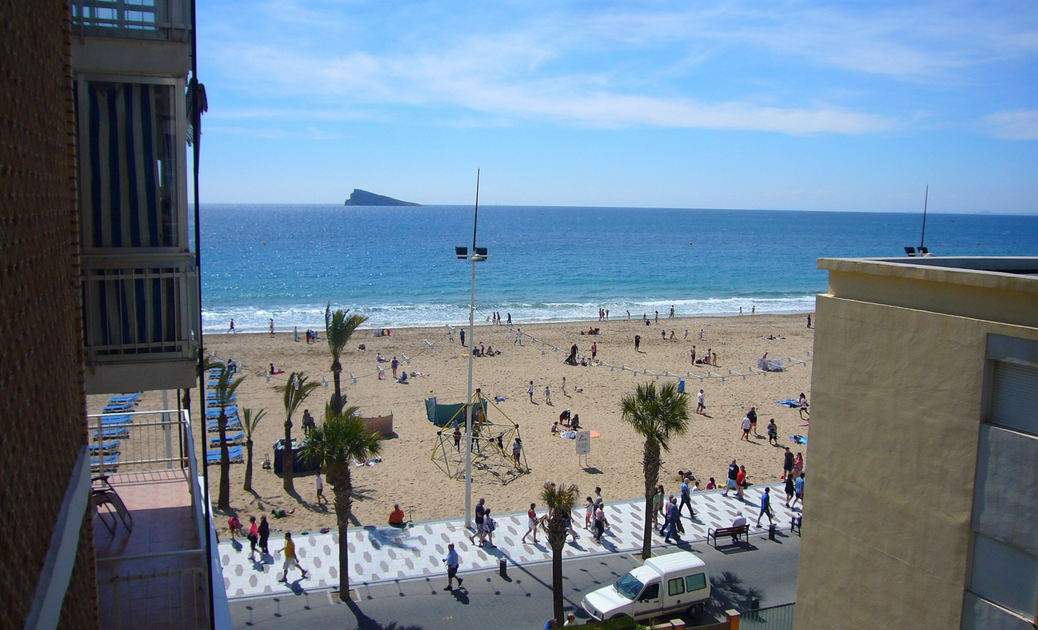 Fotografía de las vistas desde un apartamento en el edificio Mar Blau en Benidorm