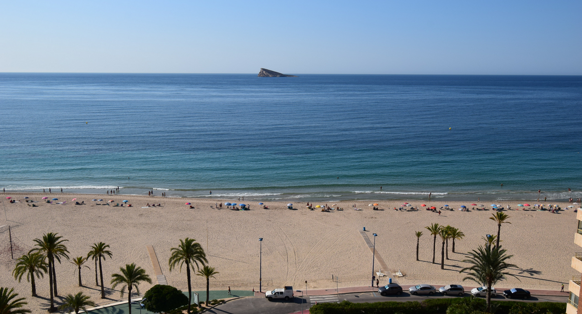 Fotografía de las vistas de Benidorm desde un apartamento en el edificio Principado Marina