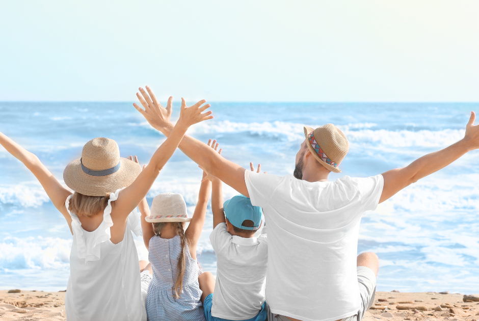 Imagen de una familia en la playa