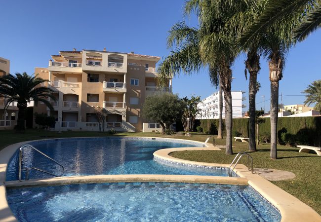  a Denia - Amplio apartamento en urbanizacion con piscina y parking