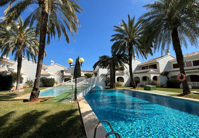 Apartamento em Denia - Bungalow adosado en  L'Escala  con piscina ideal para familias