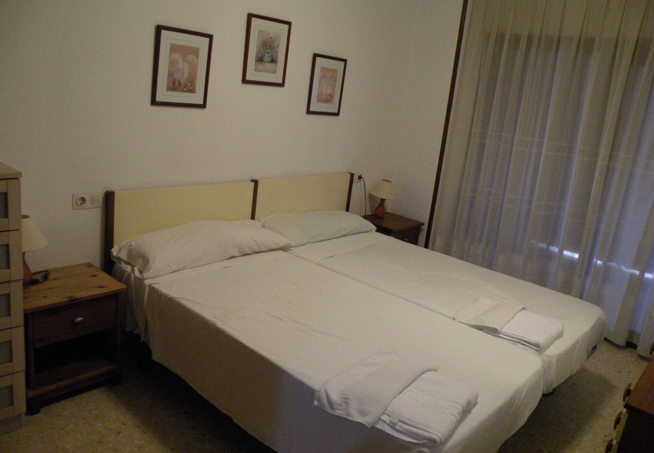 Apartment in Benidorm - LOS PINOS ( BEDROOM)