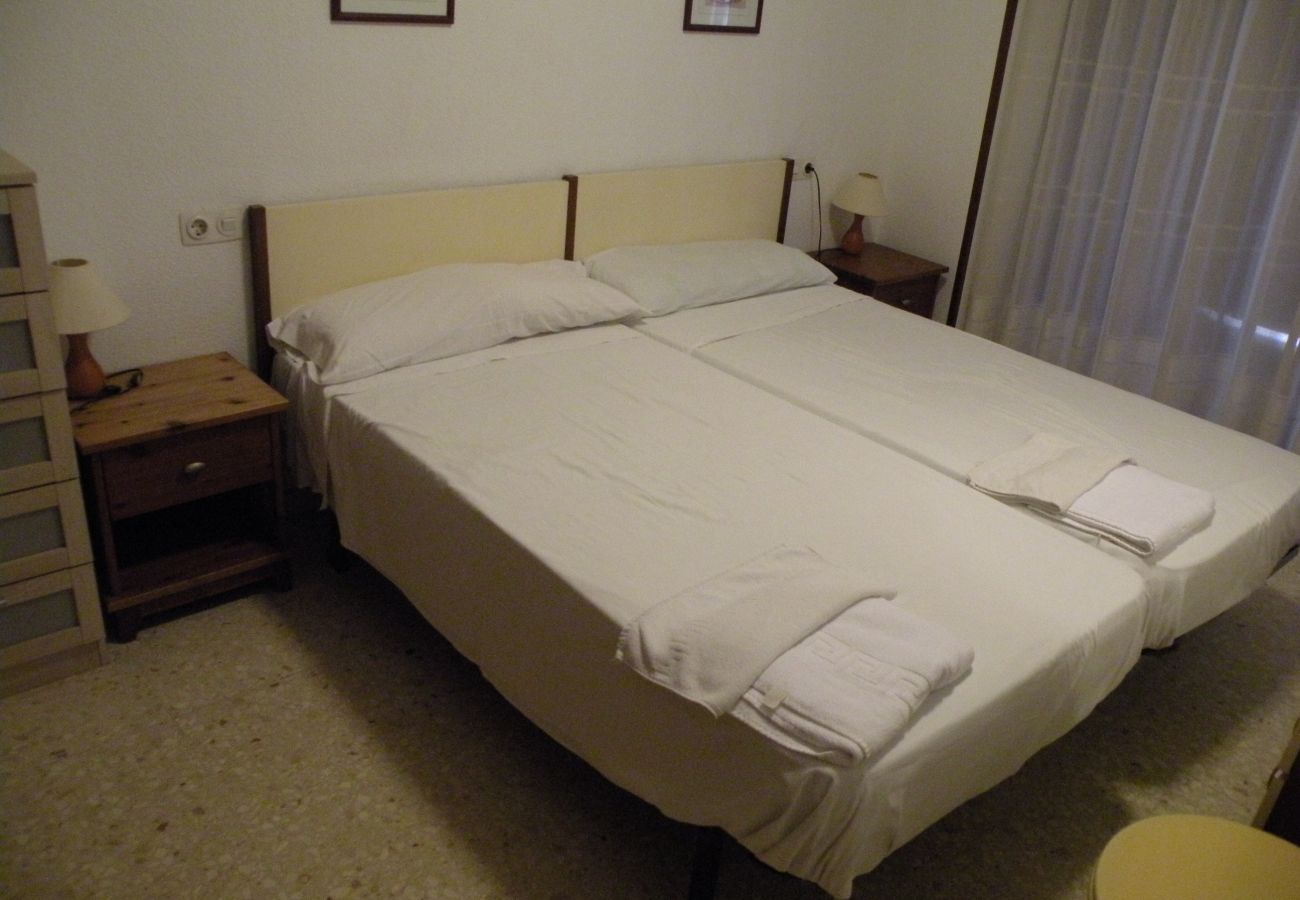 Apartment in Benidorm - LOS PINOS ( BEDROOM)