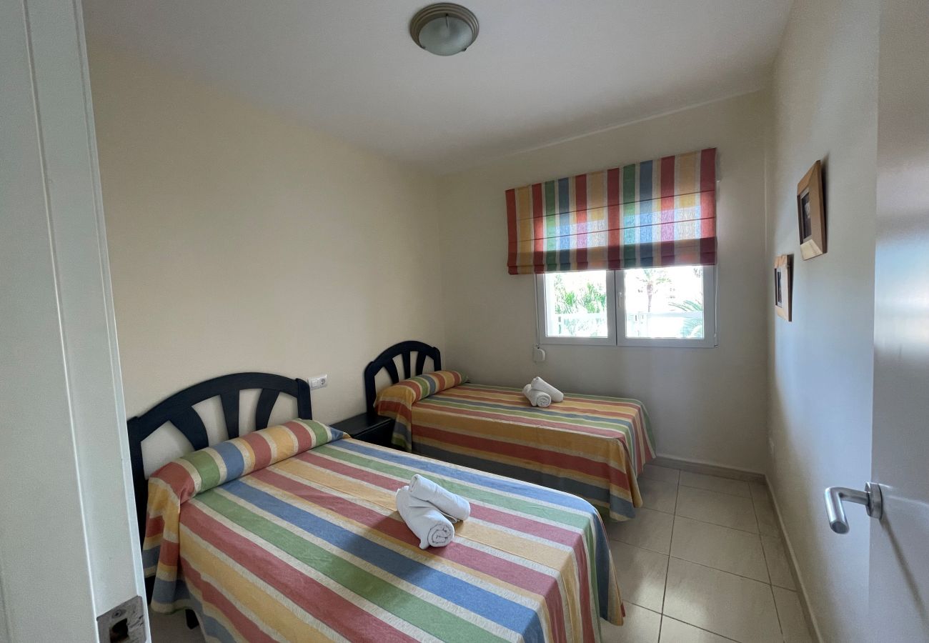 Apartment in Denia - Spacious apartment in urbanization with pool and parking